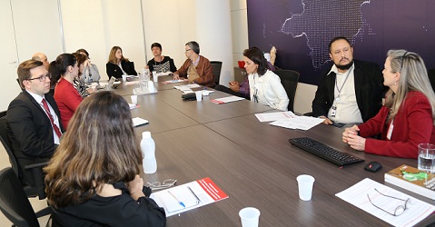 A auditora federal (à dir.) se reuniiu com técnicos da DCEM (Foto: Thiago Rios)